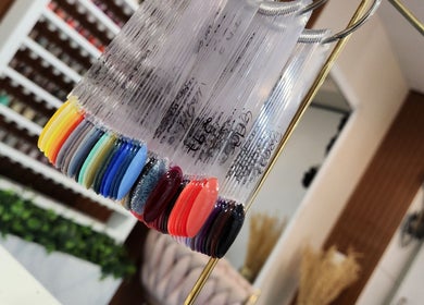 Paleta de cores vibrantes em Iracilda nails, Braga, Braga, PT, destacando opções de manicura.