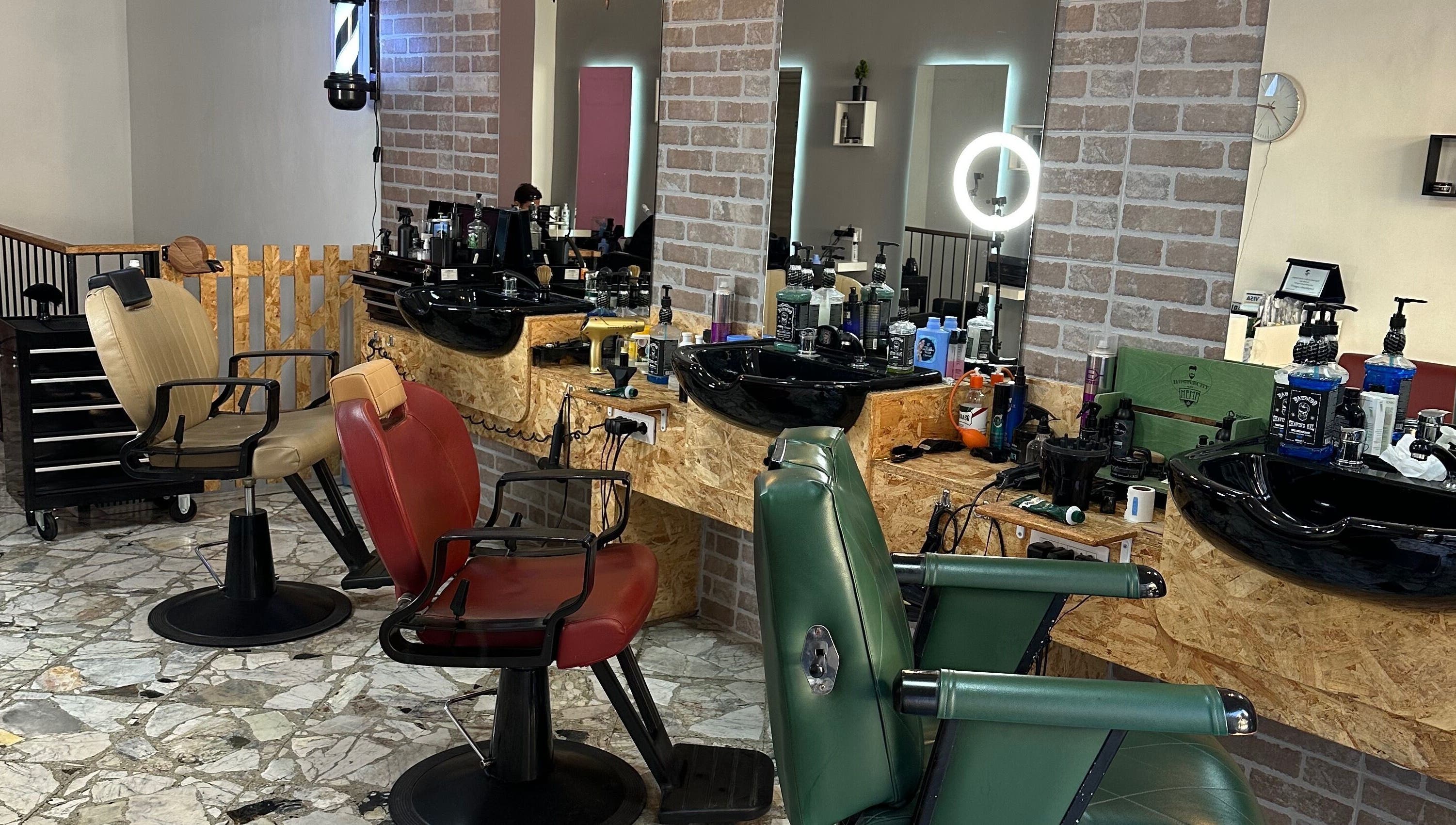 Interno di NMA salone di bellezza a Bari, Puglia, IT con eleganti sedie da parrucchiere e specchi moderni.