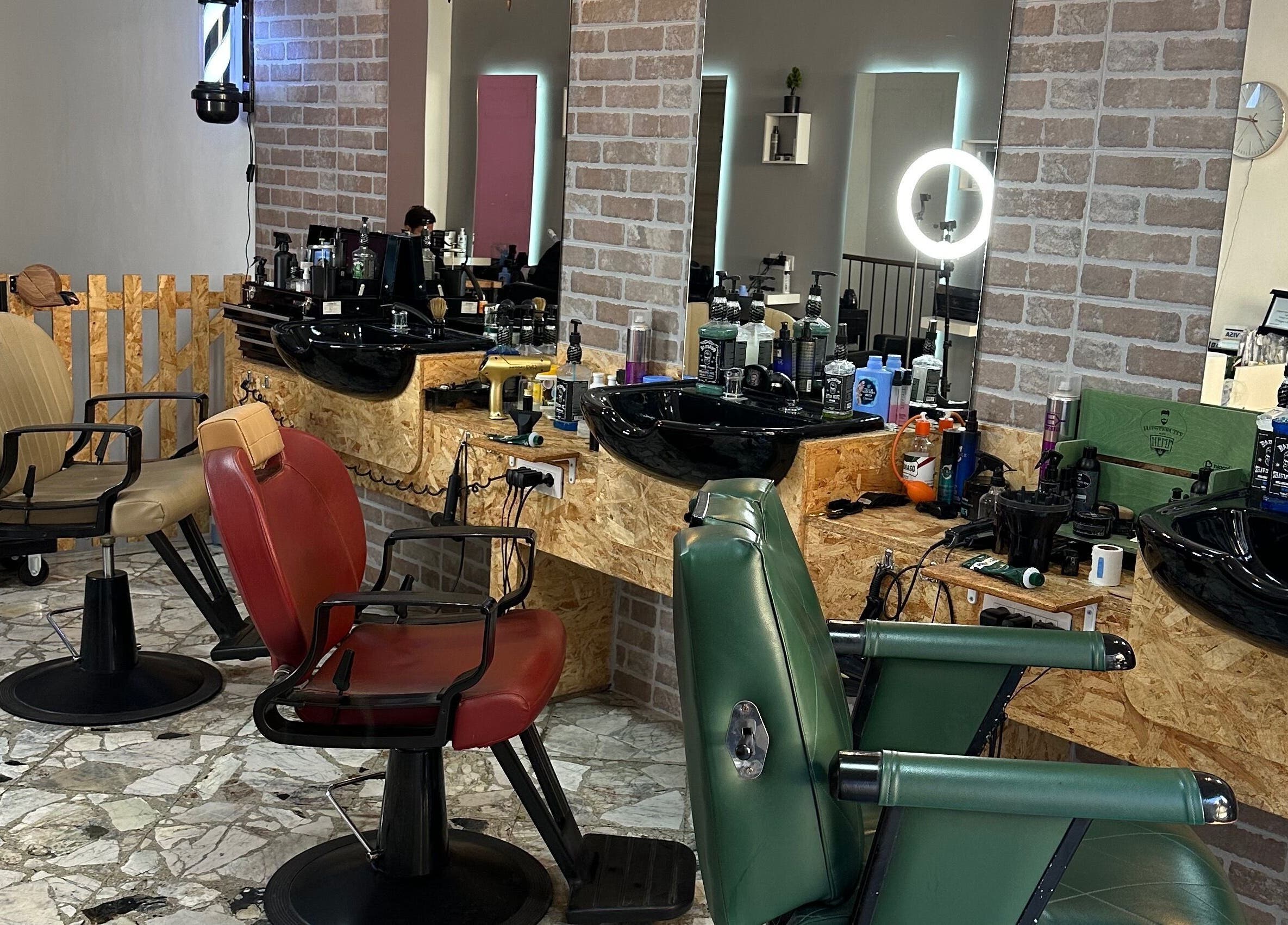 Interno di NMA salone di bellezza a Bari, Puglia, IT con eleganti sedie da parrucchiere e specchi moderni.