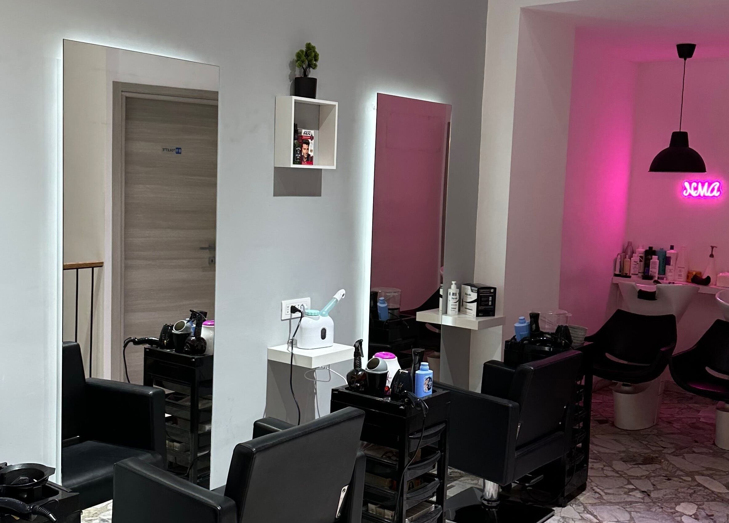 Interno moderno di NMA salone di bellezza a Bari, Puglia, IT con postazioni styling e lavatesta.
