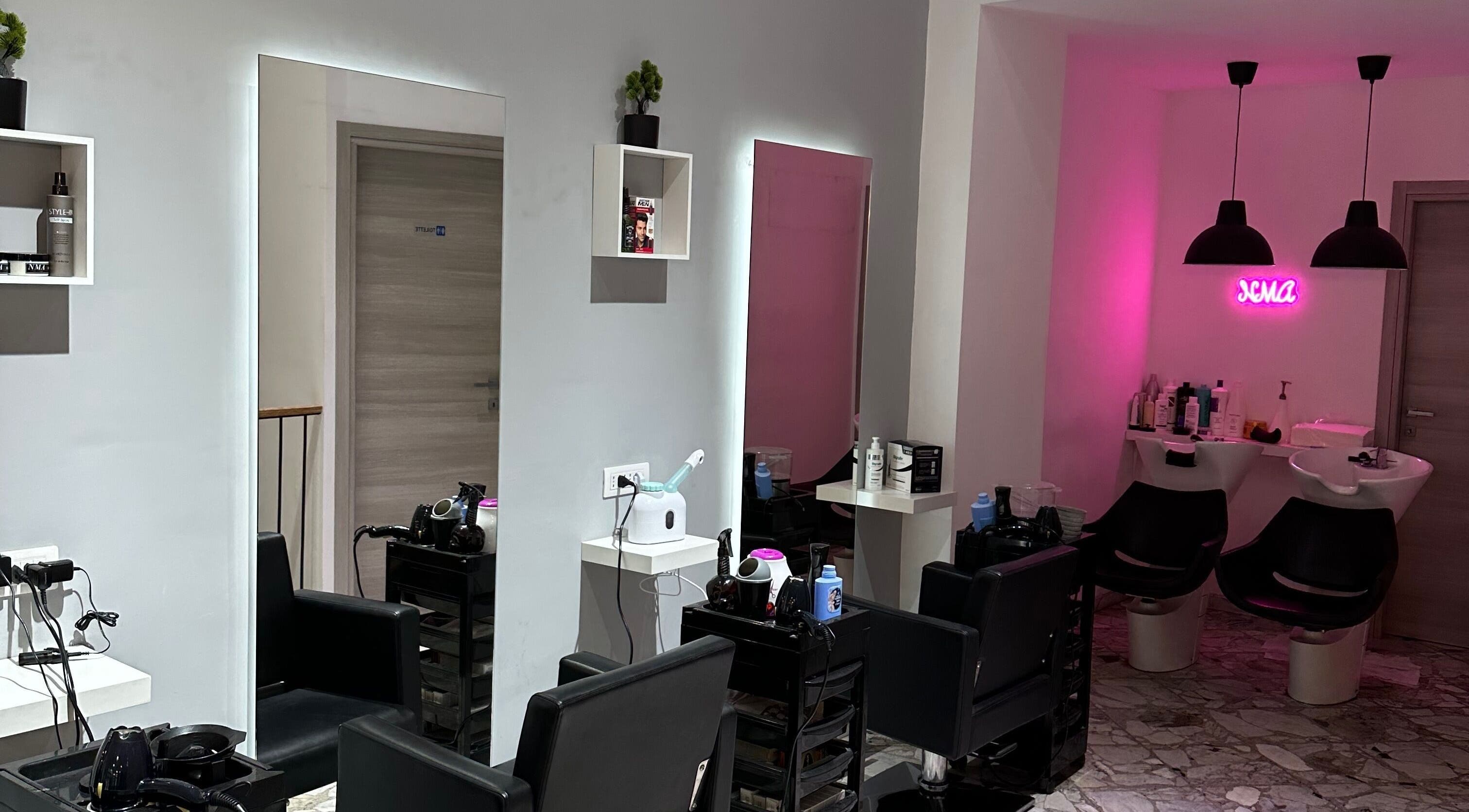 Interno moderno di NMA salone di bellezza a Bari, Puglia, IT con postazioni styling e lavatesta.