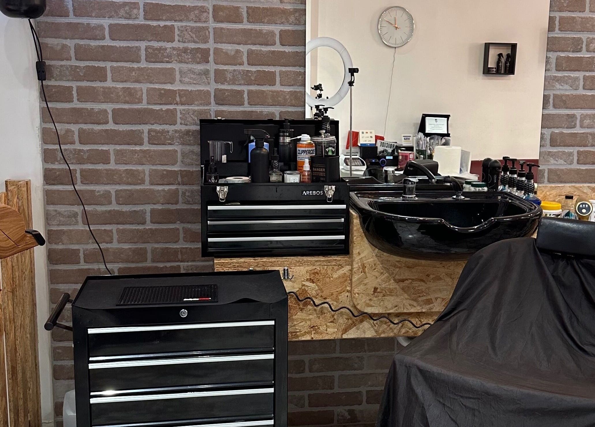 Workstation elegante presso NMA salone di bellezza, Bari, Puglia, IT, con dettagli industriali.