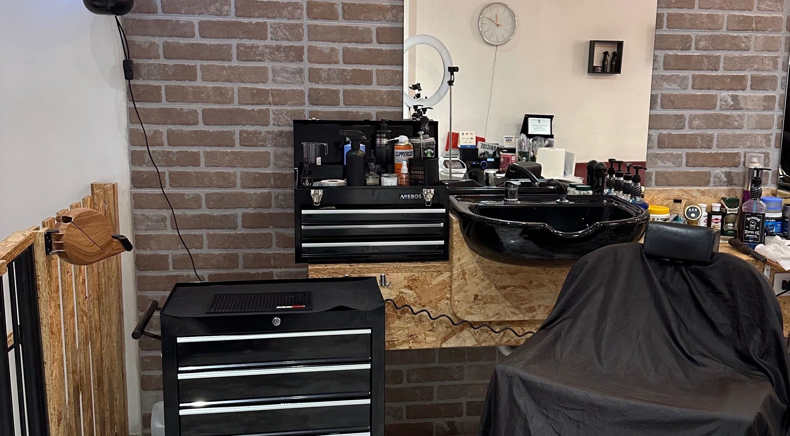 Workstation elegante presso NMA salone di bellezza, Bari, Puglia, IT, con dettagli industriali.