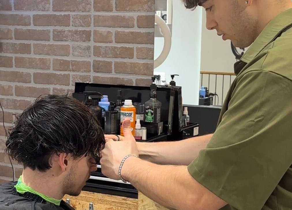 Professionista che esegue un taglio di capelli moderno a NMA salone di bellezza, Bari, Puglia, IT.