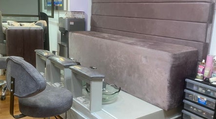 Área de pedicura en suge mosquera uñas y academia en Medellín, Antioquia, CO, con cómodas sillas y modernas instalaciones.