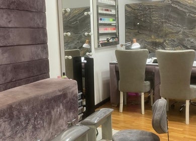 Área de manicura acogedora en suge mosquera uñas y academia, Medellín, Antioquia, CO en tonos gris y púrpura.