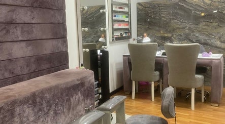 Área de manicura acogedora en suge mosquera uñas y academia, Medellín, Antioquia, CO en tonos gris y púrpura.