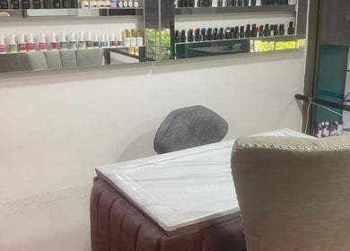 Mesa de manicura moderna en suge mosquera uñas y academia, Medellín, Antioquia, CO.