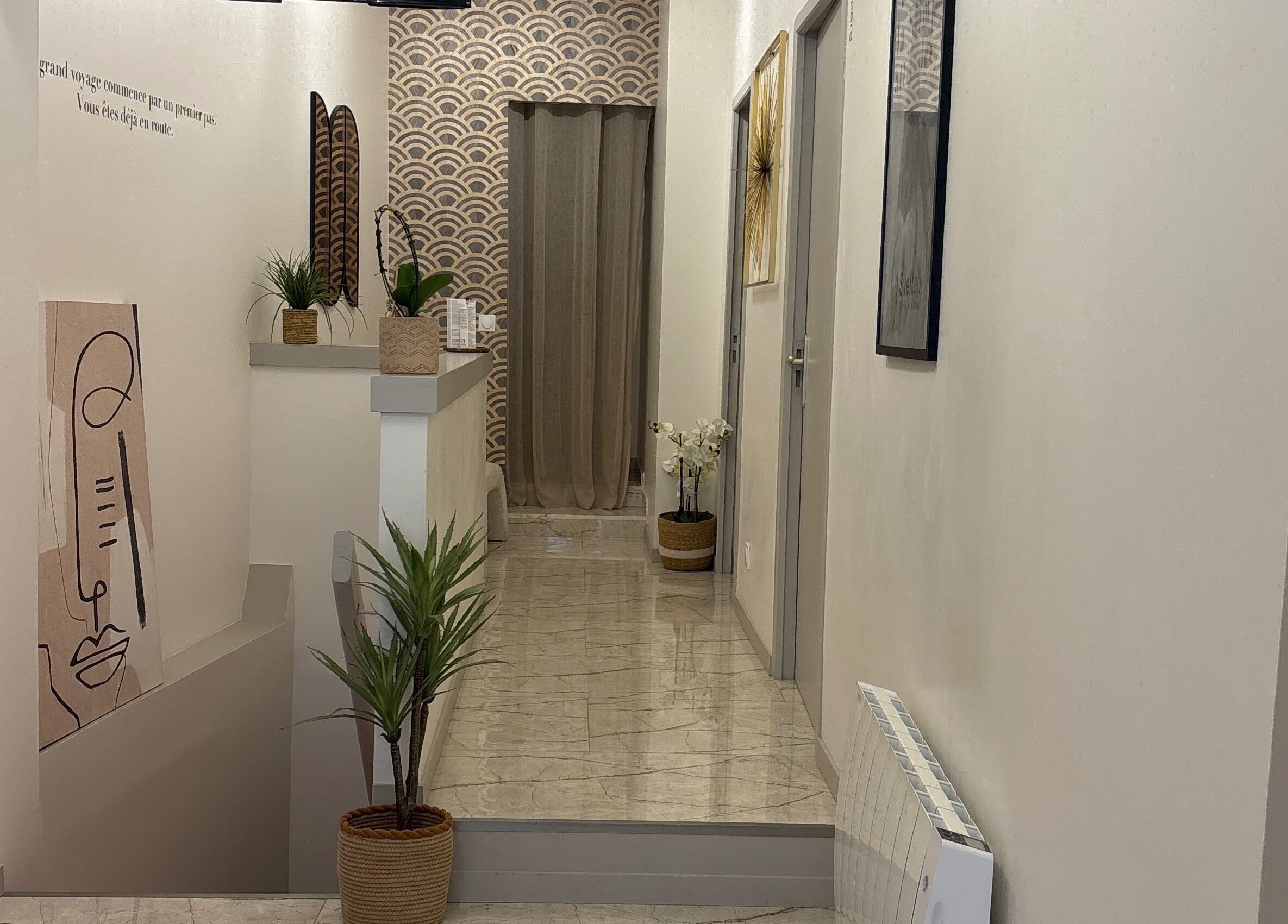 Hall d'entrée élégant à L’Instant Zen Neuilly, Neuilly, Île-de-france, FR, avec décor apaisant et plantes.