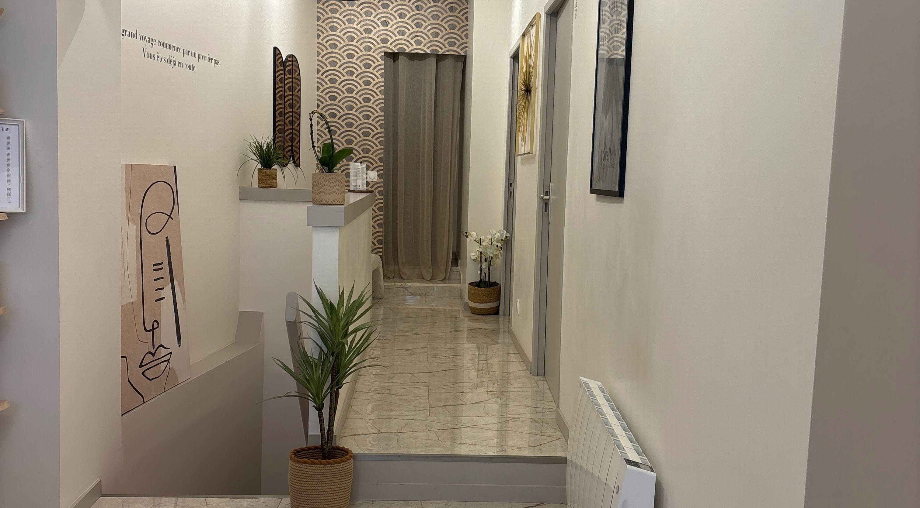 Hall d'entrée élégant à L’Instant Zen Neuilly, Neuilly, Île-de-france, FR, avec décor apaisant et plantes.