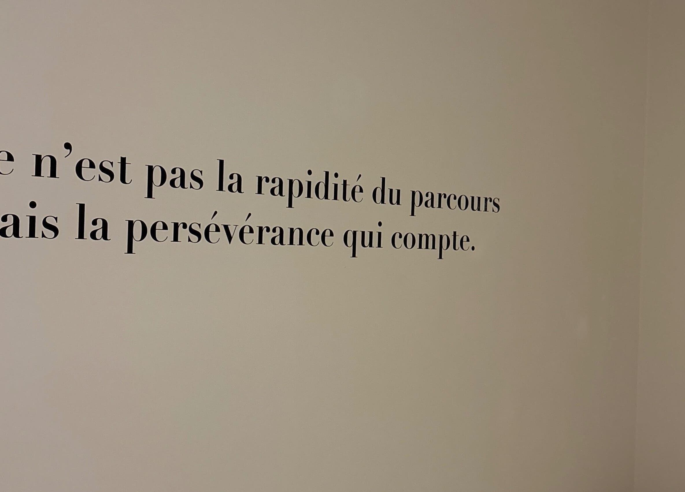Citation inspirante sur un mur à L’Instant Zen Neuilly, Neuilly, Île-de-France, FR.