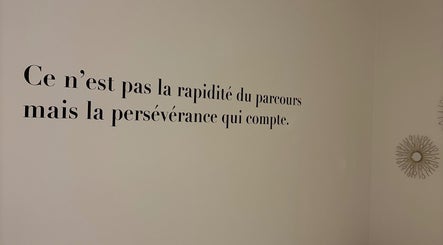 Citation inspirante sur un mur à L’Instant Zen Neuilly, Neuilly, Île-de-France, FR.