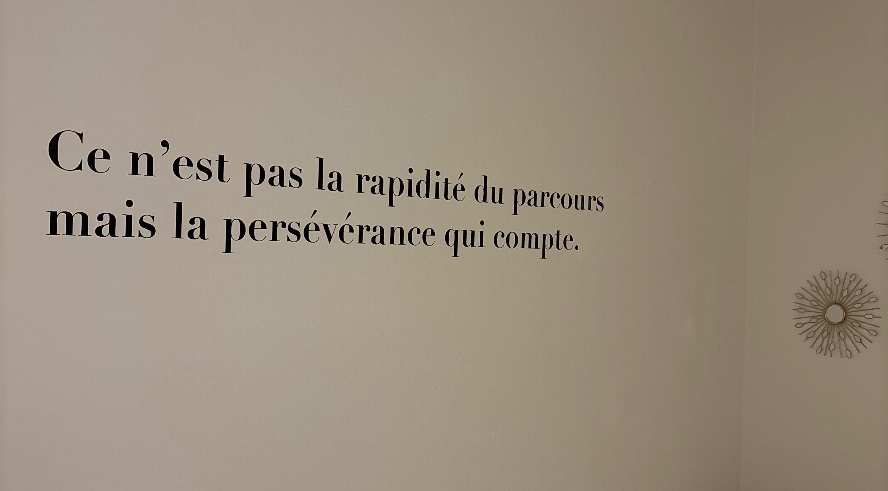 Citation inspirante sur un mur à L’Instant Zen Neuilly, Neuilly, Île-de-France, FR.