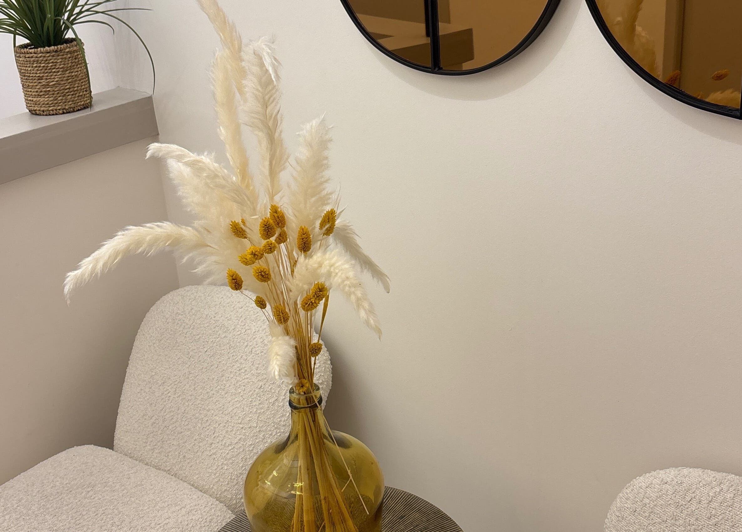 Décor apaisant à L’Instant Zen Neuilly, Neuilly, Île-de-France, FR, avec chaise blanche et vase décoratif.