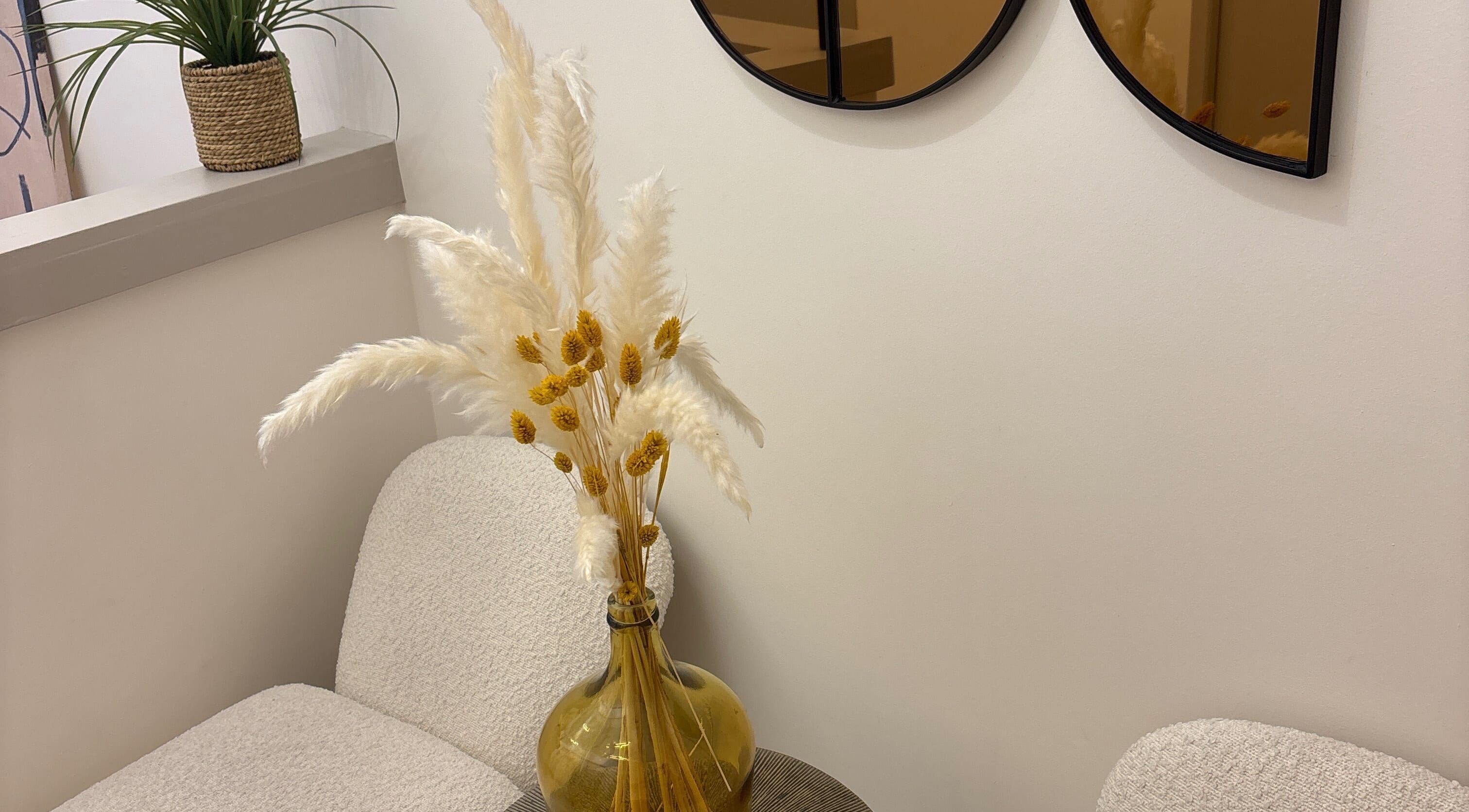 Décor apaisant à L’Instant Zen Neuilly, Neuilly, Île-de-France, FR, avec chaise blanche et vase décoratif.