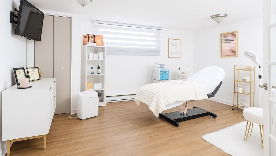 Salle de soin apaisante à Derma Peau Médico-Esthétique, Laval, Québec, CA, avec décor moderne et équipements de bien-être.