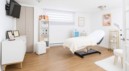 Salle de soin apaisante à Derma Peau Médico-Esthétique, Laval, Québec, CA, avec décor moderne et équipements de bien-être.