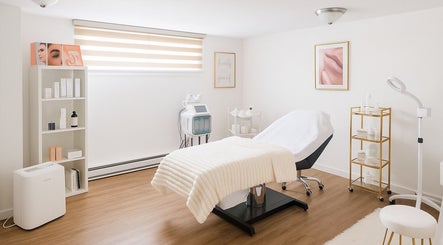 Salle de soins moderne chez Derma Peau Médico-Esthétique, Laval, Québec, CA, offrant un espace apaisant.