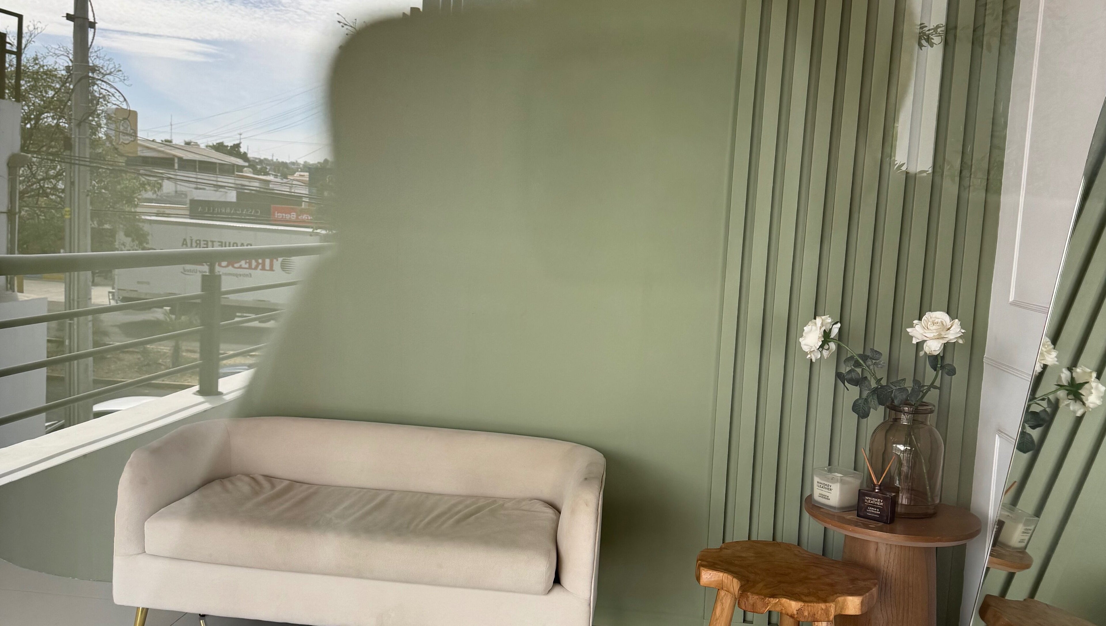 Espacio acogedor en Cúspide Spa, Culiacán Rosales, Sinaloa, MX con sofá y decoración floral.