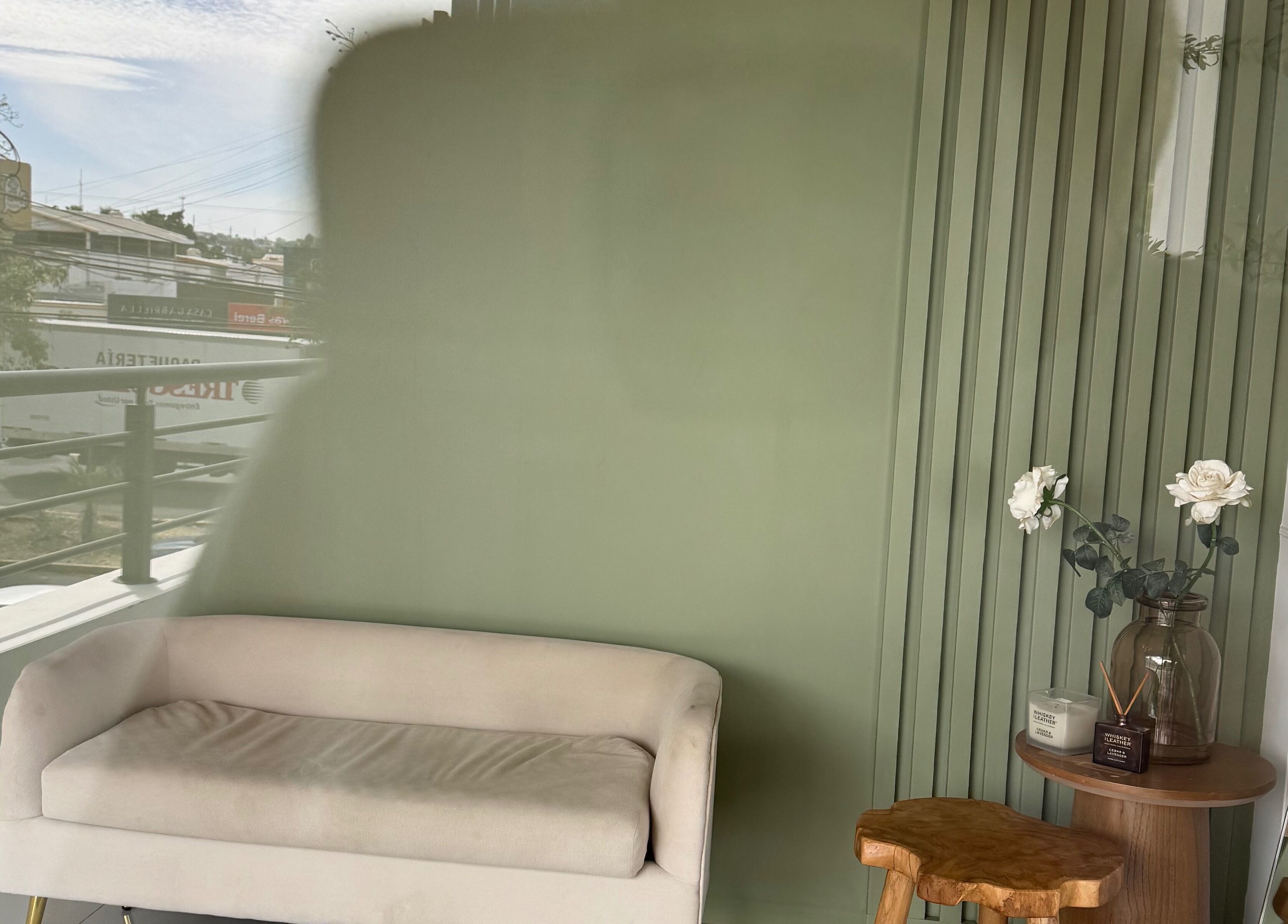 Espacio acogedor en Cúspide Spa, Culiacán Rosales, Sinaloa, MX con sofá y decoración floral.