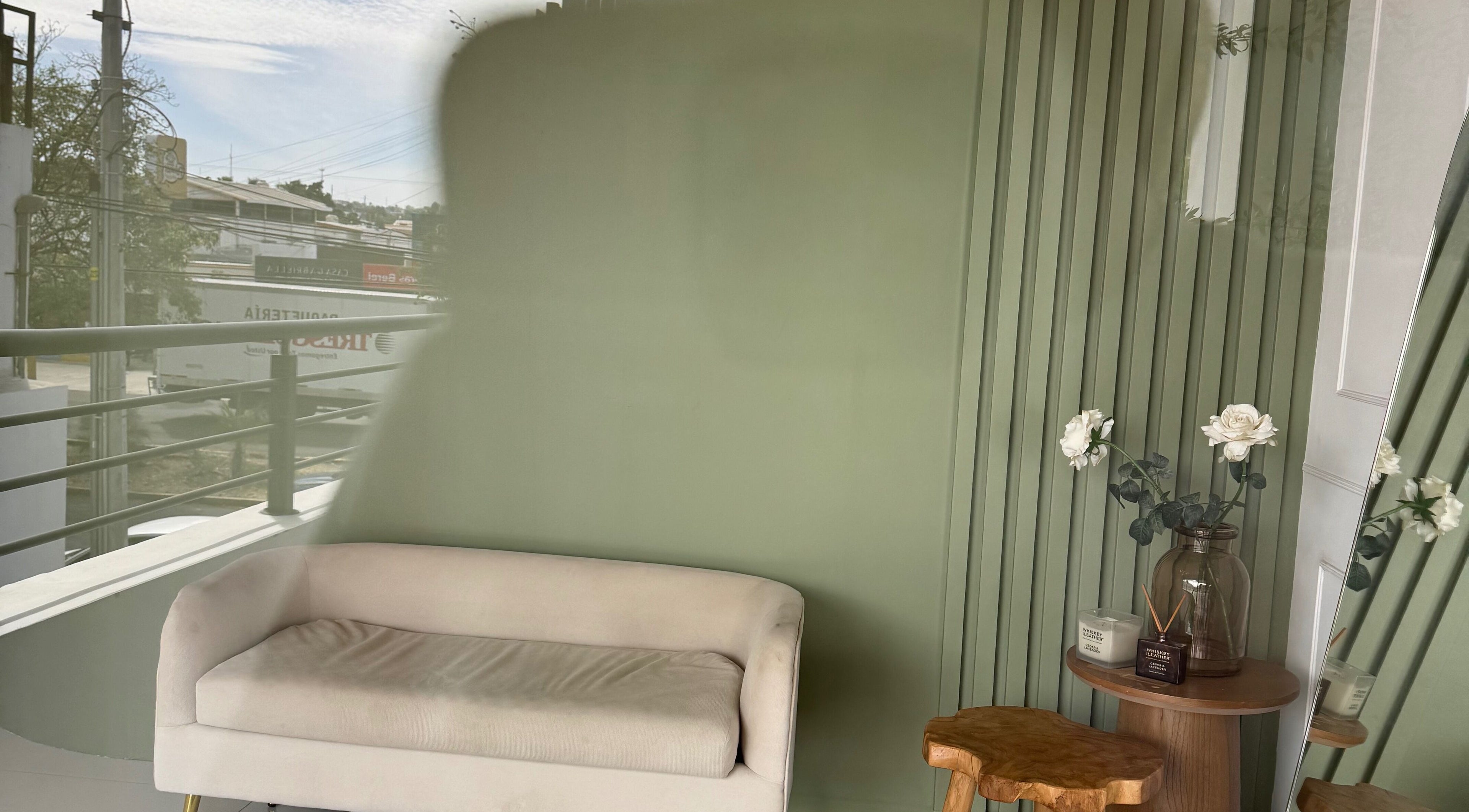 Espacio acogedor en Cúspide Spa, Culiacán Rosales, Sinaloa, MX con sofá y decoración floral.