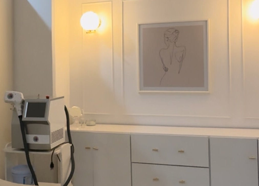 Área de tratamiento en Cúspide Spa, Culiacán Rosales, Sinaloa, MX, con decoración minimalista y máquina estética.