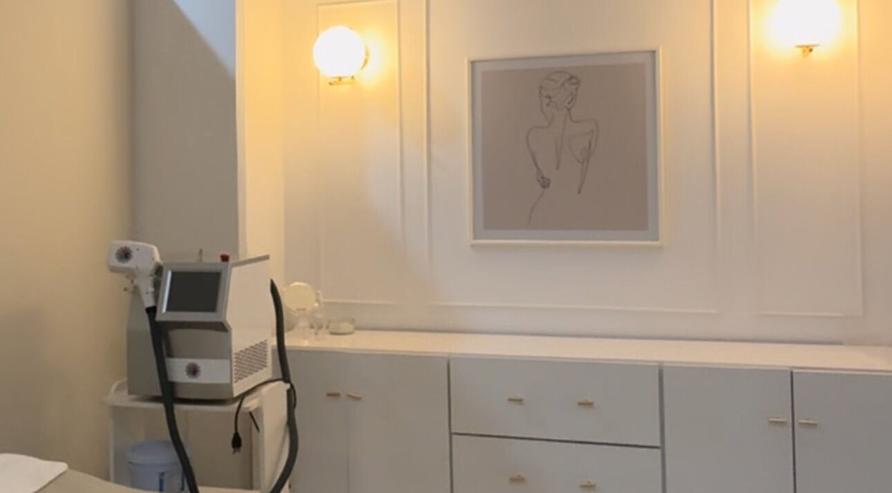 Área de tratamiento en Cúspide Spa, Culiacán Rosales, Sinaloa, MX, con decoración minimalista y máquina estética.