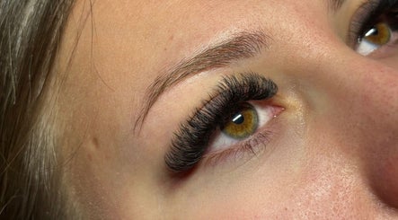 Sitting Pretty Beauty At Alpha Beauty slika 2