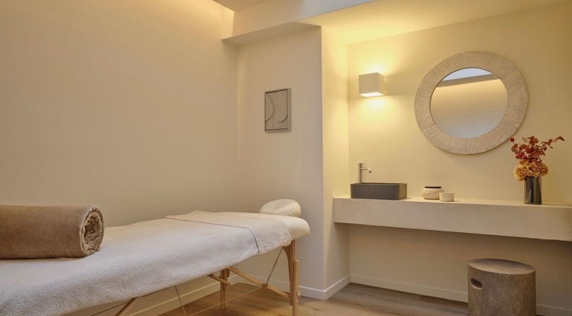 Salle de soins apaisante à Mon Regard Parfait, Paris, Île-de-France, FR avec table de massage élégante.