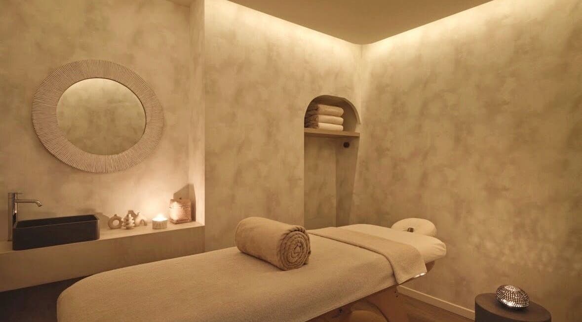 Salle de massage apaisante à Mon Regard Parfait, Paris, Île-de-france, FR, avec lumière douce.