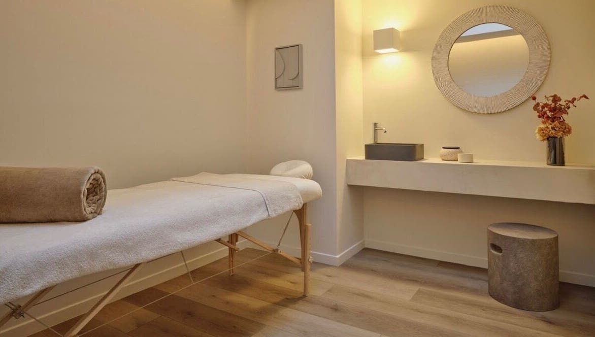 Salle de soins relaxante à Mon Regard Parfait, Paris, Île-de-France, FR avec lit de massage confortable.