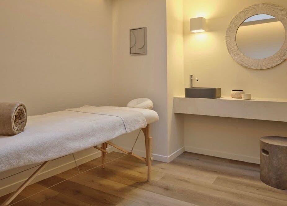 Salle de soins relaxante à Mon Regard Parfait, Paris, Île-de-France, FR avec lit de massage confortable.