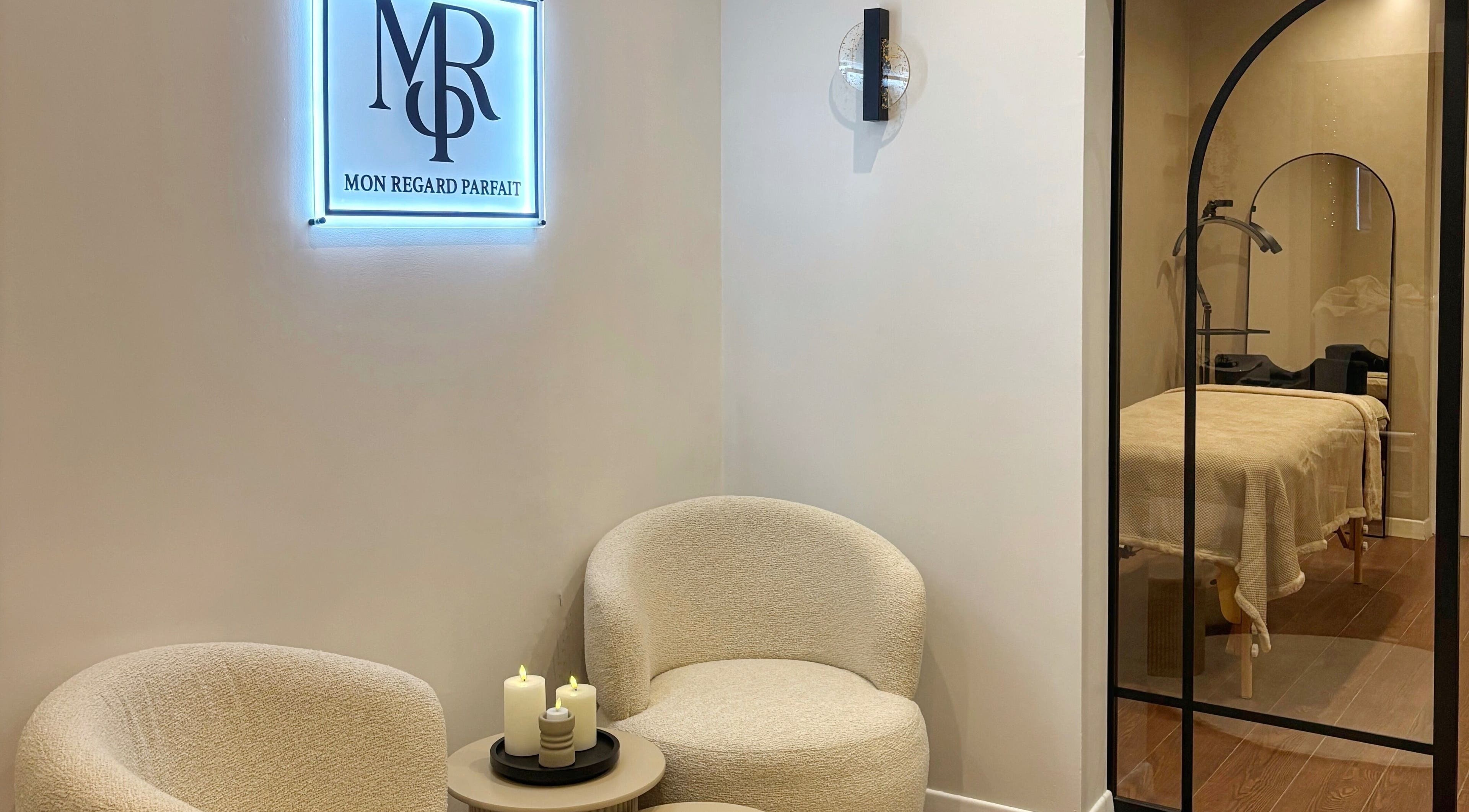 Salon Mon Regard Parfait à Paris, Île-de-France, avec fauteuils et salle de soins apaisante.