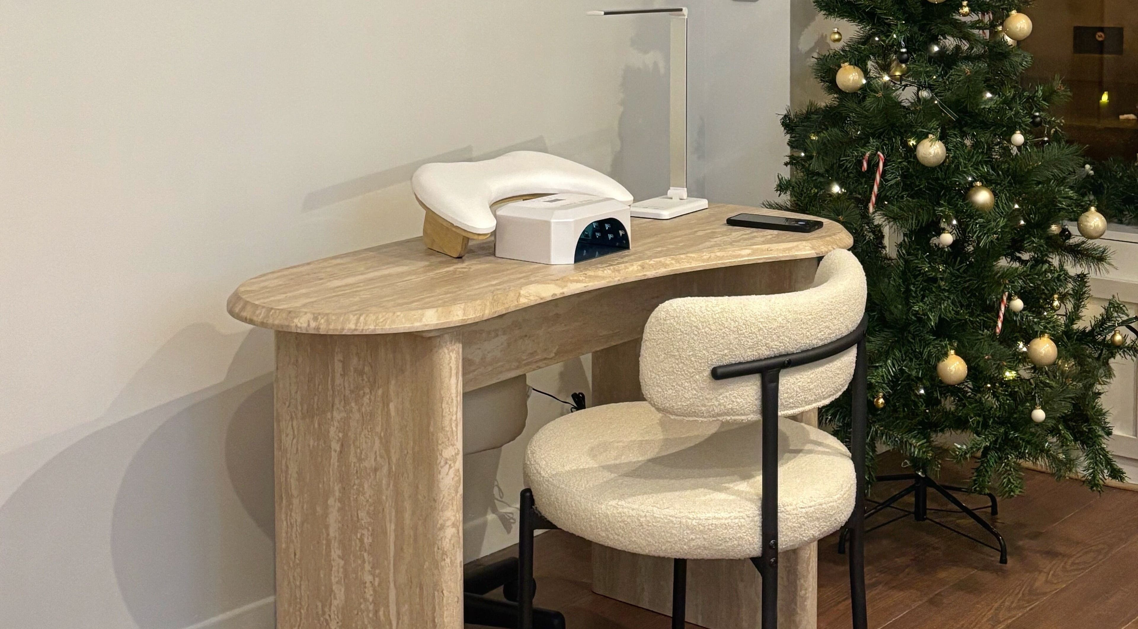 Intérieur festif de Mon Regard Parfait, Paris, Île-de-France, FR avec station de manucure élégante.