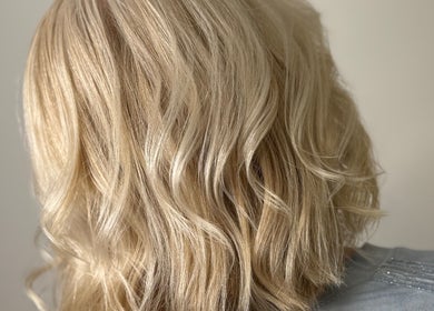 Blonde wavy hairstyle at Hair by Jodie, Kilmarnock, Scotland, GB, showcasing professional styling.