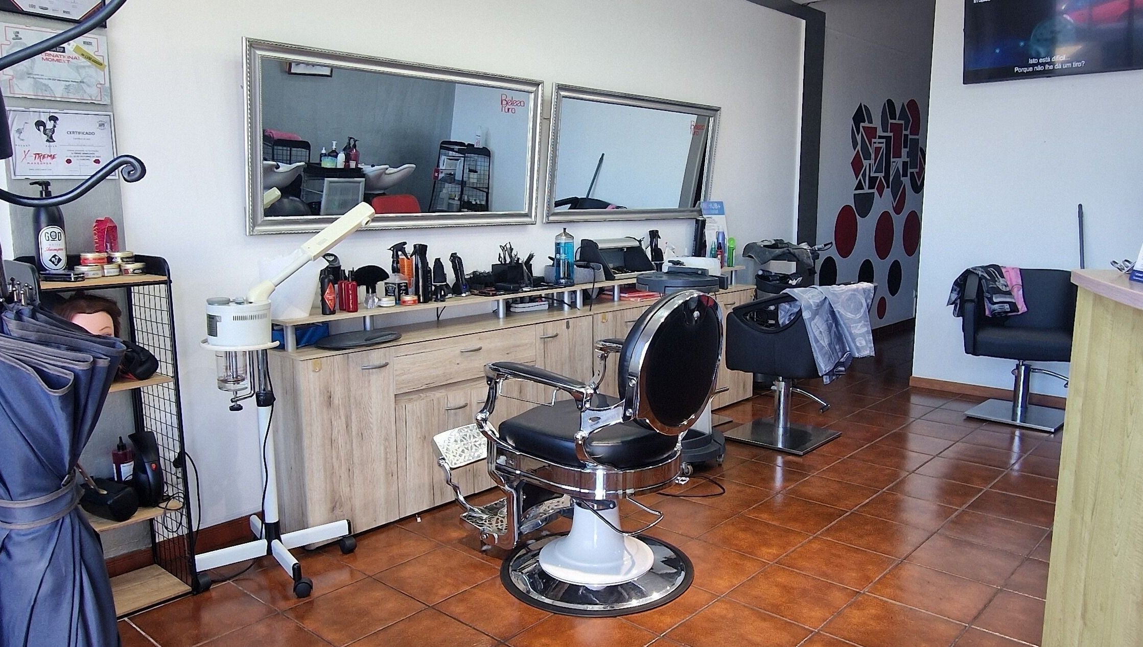 Beleza Pura em Caniço, Madeira, PT: interior moderno com espelhos e poltronas de cabeleireiro.