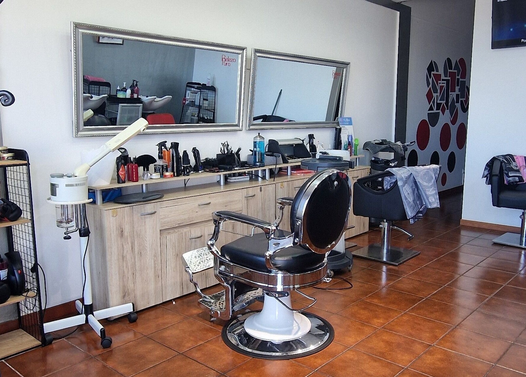 Beleza Pura em Caniço, Madeira, PT: interior moderno com espelhos e poltronas de cabeleireiro.