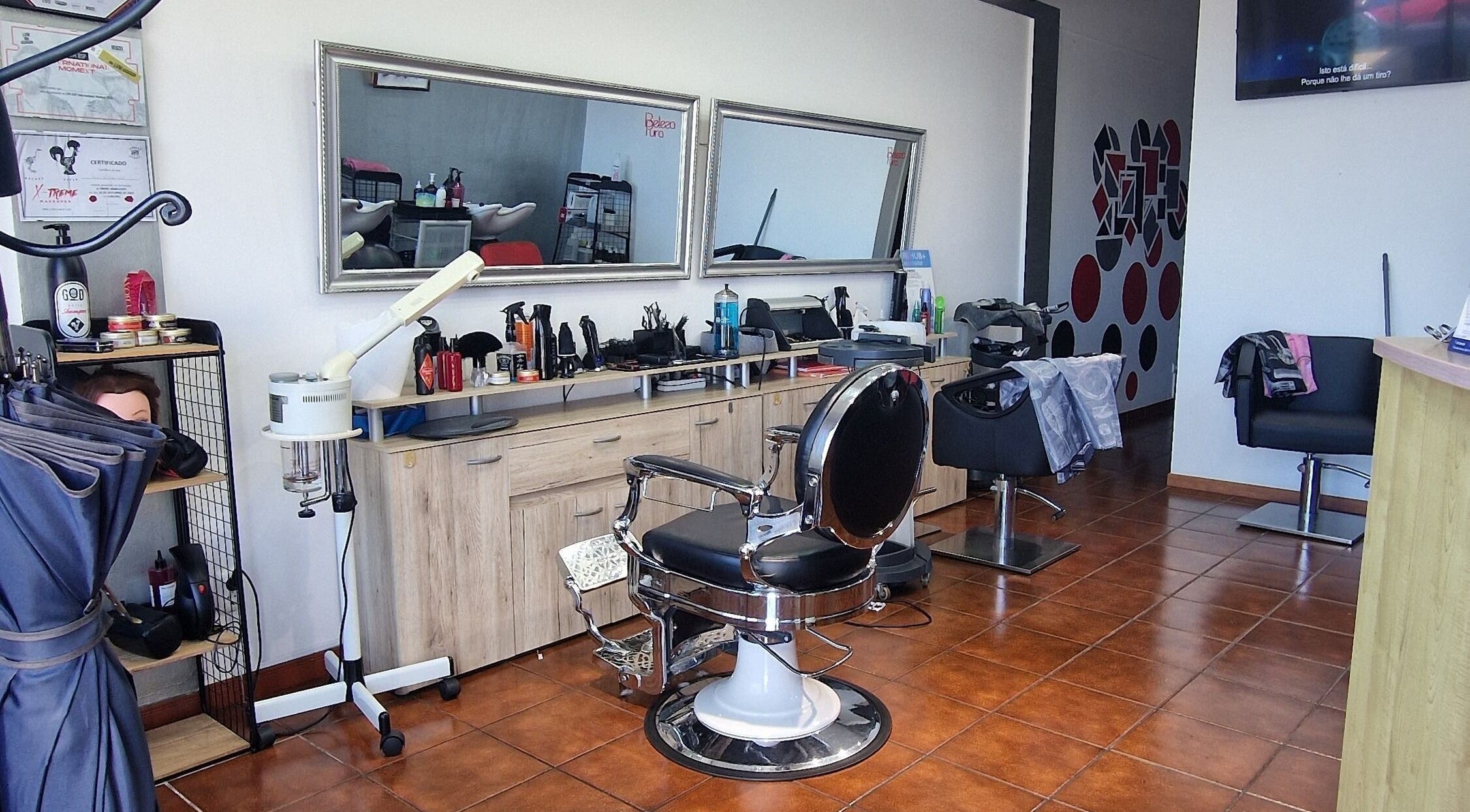Beleza Pura em Caniço, Madeira, PT: interior moderno com espelhos e poltronas de cabeleireiro.