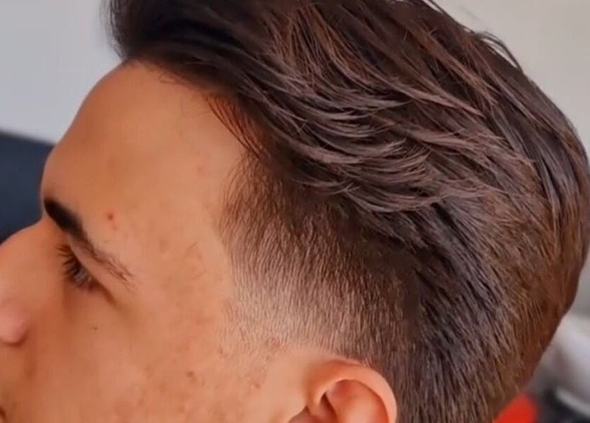 Corte de cabelo masculino moderno em Beleza Pura, Caniço, Madeira, PT, realçando sofisticação e estilo.
