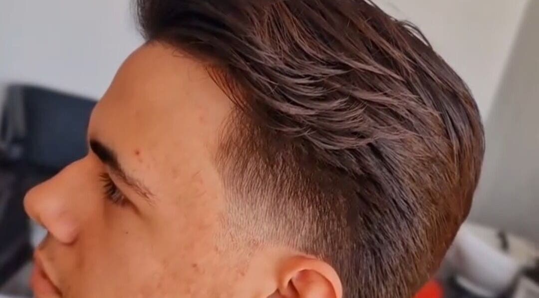 Corte de cabelo masculino moderno em Beleza Pura, Caniço, Madeira, PT, realçando sofisticação e estilo.