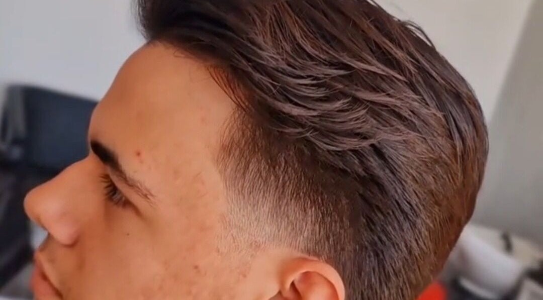 Corte de cabelo masculino moderno em Beleza Pura, Caniço, Madeira, PT, realçando sofisticação e estilo.