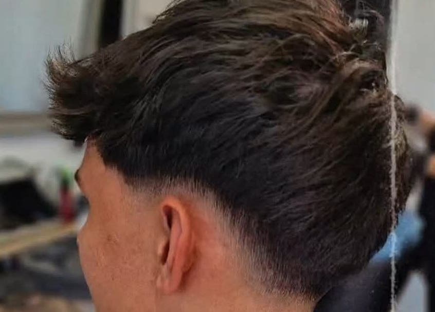 Corte de cabelo moderno no Beleza Pura, Caniço, Madeira, PT. Detalhes sofisticados e estilo contemporâneo.