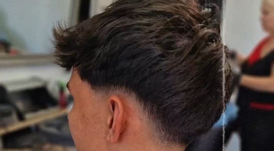 Corte de cabelo moderno no Beleza Pura, Caniço, Madeira, PT. Detalhes sofisticados e estilo contemporâneo.