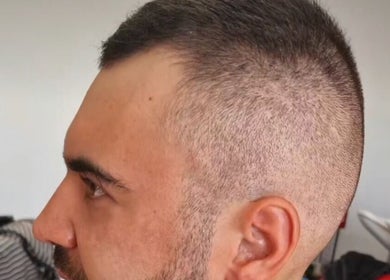 Homem com corte de cabelo moderno em Beleza Pura, Caniço, Madeira, PT.