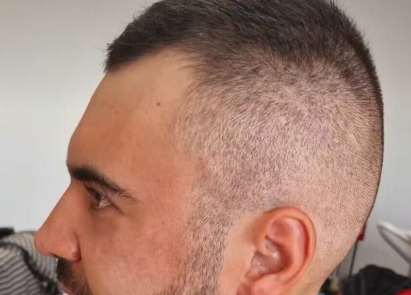 Homem com corte de cabelo moderno em Beleza Pura, Caniço, Madeira, PT.