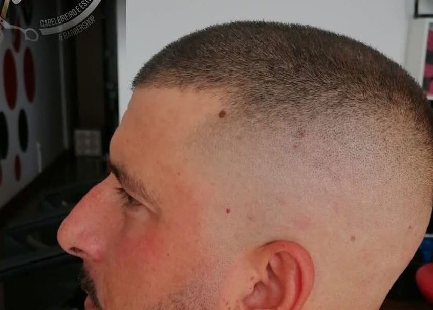 Corte de cabelo moderno em Beleza Pura, Caniço, Madeira, PT, destacando estilo e precisão.