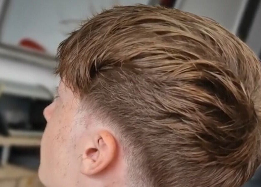 Corte de cabelo moderno em Beleza Pura, Caniço, Madeira, PT, destacando estilo e precisão.