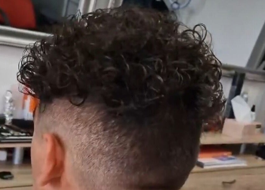 Estilo de cabelo cacheado no salão Beleza Pura, Caniço, Madeira, PT. Transforme seu visual com charme.