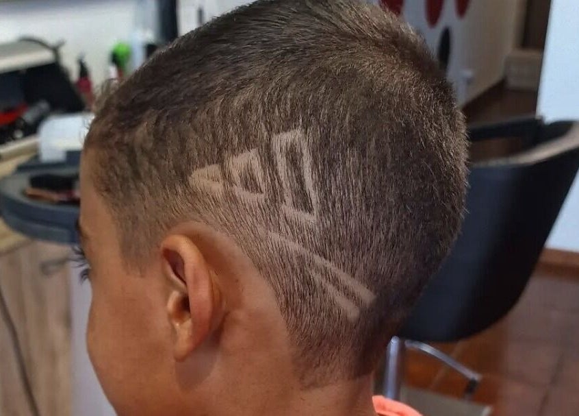 Corte de cabelo estilizado na Beleza Pura em Caniço, Madeira, PT, apresentando design geométrico.