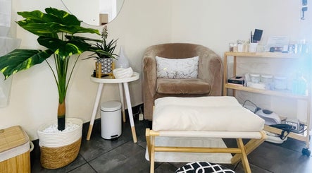 Cozy seating area at Tips & Toes, Boksburg, Gauteng, ZA with plants and wellness decor.